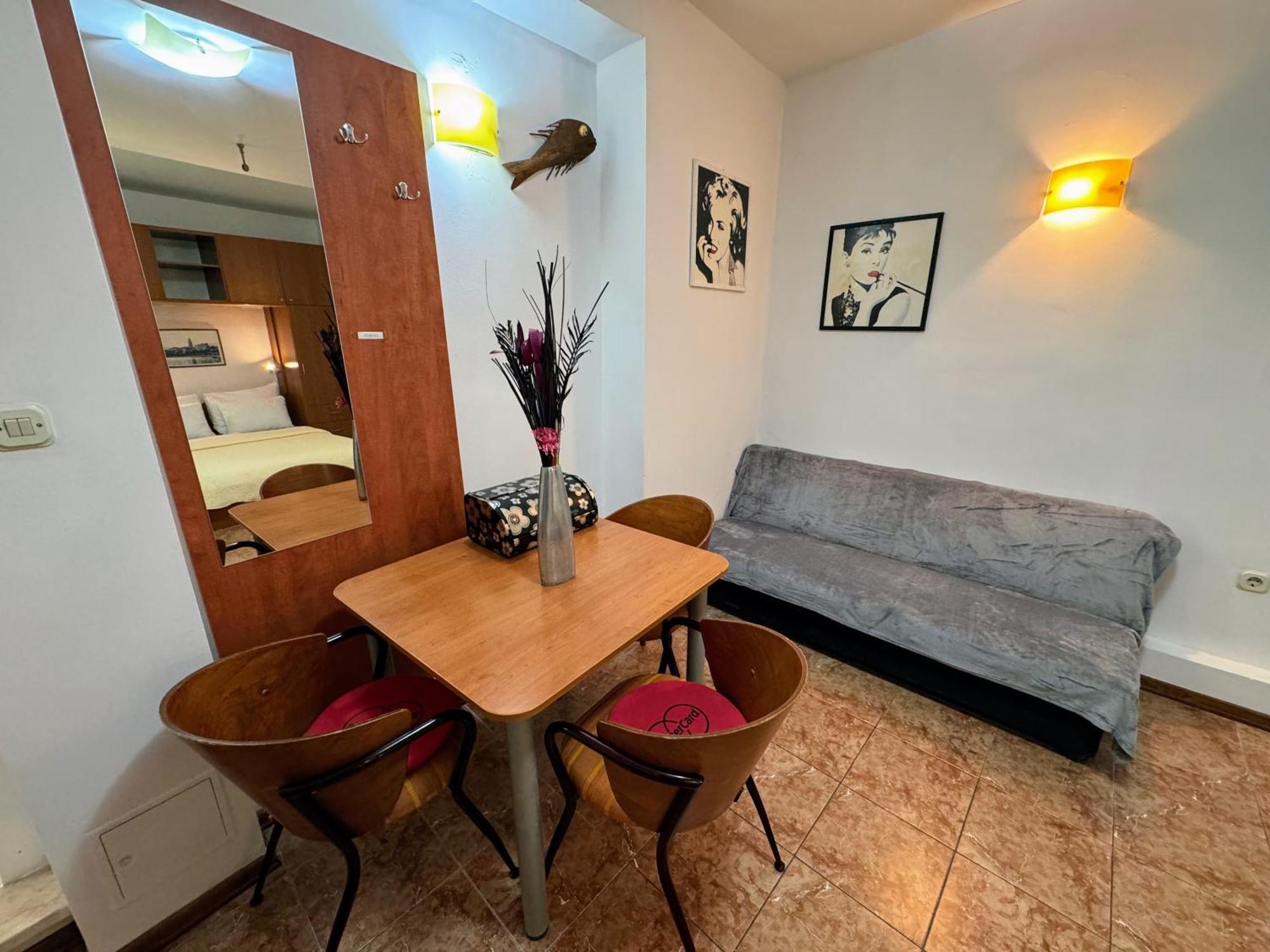Grgur Studio Apartments Спліт Екстер'єр фото